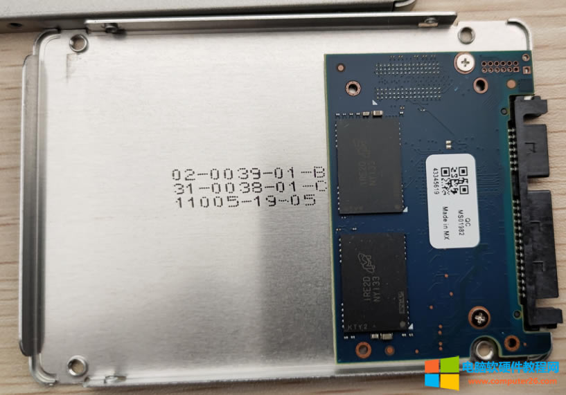 ��νo����Latitude 5580�Pӛ����X����SATA�̑B(t��i)Ӳ�P5