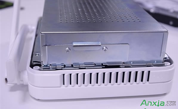 小米路由器怎么換硬盤(pán) 多圖詳解拆機(jī)過(guò)程